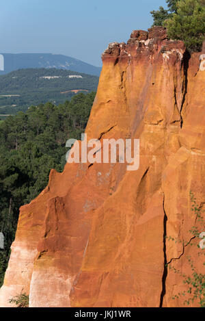 Villag Roussillon und Sentier des Ocres (Ocker Trail), Roussillon, Vaucluse, Frankreich Stockfoto