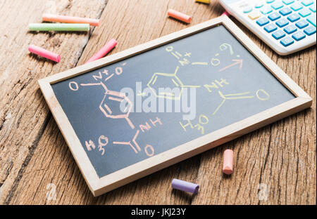 chemische Bindung auf eine Tafel und Holz Hintergrund Stockfoto