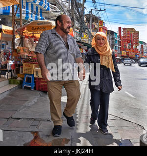 Arabische paar hand in hand gehen Stockfoto