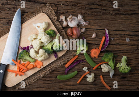 Mischen Sie frisches Gemüse auf Holz Hintergrund, Low-Key-Ton Stockfoto