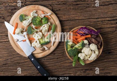 Mischen Sie frisches Gemüse auf Holz Hintergrund Stockfoto