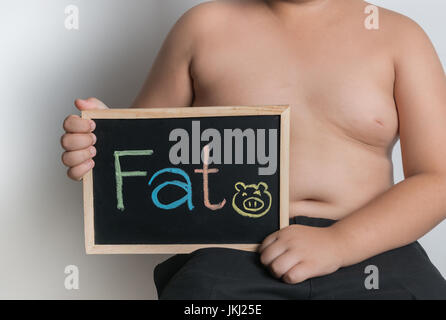 fettleibige Dicke Tafel auf grauem Hintergrund halten Stockfoto