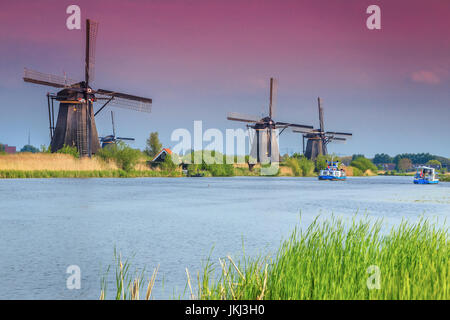 Wunderbaren Sonnenuntergang und Wasser Kanal in Kinderdijk mit traditionellen alten holländischen Windmühlen, UNESCO World Heritage Site, Niederlande, Europe Stockfoto