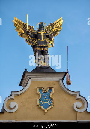 KIEW, UKRAINE - 10. JUNI 2016: Erzengel Michael, der auf dem Dach des Lach-Tore in Nezalezhnosti in Kiew (Kiew) steht Stockfoto