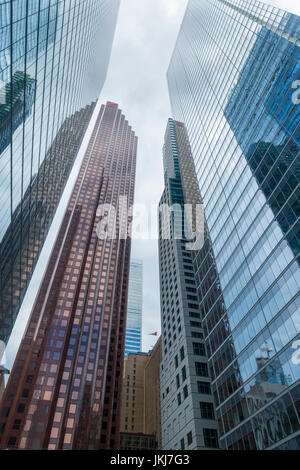 Bank-Türme und Finanzinstitute besetzen die Wolkenkratzer im Zentrum Torontos, Bay Street. Stockfoto