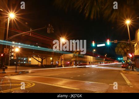 Verkehrsknotenpunkt im Smith Street College Park Orlando in der Nacht in eine Langzeitbelichtung mit Auto Licht Streifen erstellen Stockfoto