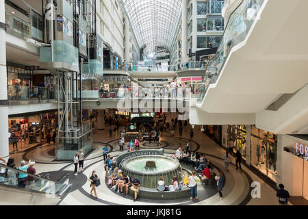 Käufer machen Sie eine Pause an einem grossen Brunnen in der Toronto Eaton Centre Einkaufszentrum und touristischen Anschlag in der Innenstadt von Toronto Ontario Kanada sitzen Stockfoto