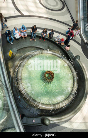 Das Toronto Eaton Centre, einer bekannten kanadischen Mall und Einkaufszentrum und touristischen stop an der Yonge Street in der Innenstadt von Toronto Ontario Kanada Stockfoto