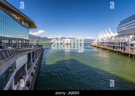 Vancouver, Kanada - 21. Juni 2017: Ein Kreuzfahrtschiff im Hafen an Kanada Platz Waterfront in Vanacouver an einem sonnigen Sommertag verlässt Stockfoto