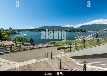 Vancouver, Kanada - 21. Juni 2017: Seeplanes und Boote im Hafengebiet in der Nähe von Vancouver Harbour Centre und Kanada gesehen stellen an einem sonnigen Sommertag Stockfoto