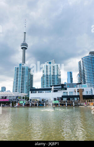 Die reflektierenden Pool und Brunnen in der Mitte Harourfront ein Lakeside shopping und touristische Destination in Toronto Ontario Kanada Stockfoto