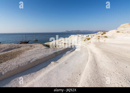 Sarakiniko Strand: die mondähnliche malerischen weißen Felsformationen in Insel Milos, Griechenland Stockfoto