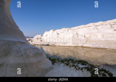 Sarakiniko Strand: die mondähnliche malerischen weißen Felsformationen in Insel Milos, Griechenland Stockfoto