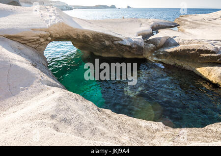 Sarakiniko Strand: die mondähnliche malerischen weißen Felsformationen in Insel Milos, Griechenland Stockfoto