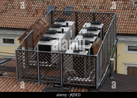 Eine Klimaanlage auf dem Dach Gebäudes. Italien Stockfoto