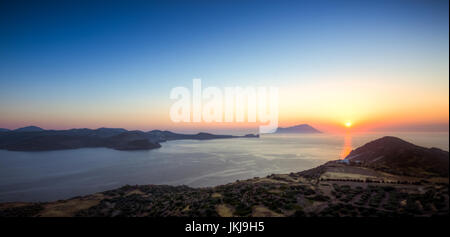 Malerischen Sonnenuntergang gesehen von Plaka entfernt in Insel Milos, Griechenland Stockfoto