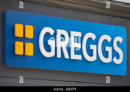 YORK, UK - 18. Juli 2017: The Greggs Firmenlogo über Shops, Partnergeschäfte in York, England, am 18. Juli 2017. Stockfoto