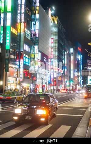 Tokyo, Japan - A Straßenszene in der Nacht im Ikebukuru Bezirk Stockfoto