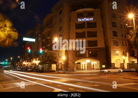 Verkehrsknotenpunkt im Smith Street College Park Orlando Nacht Suntrust Bank Building in eine Langzeitbelichtung mit Auto Licht Streifen erstellen Stockfoto