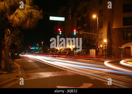 Verkehrsknotenpunkt im Smith Street College Park Orlando in der Nacht in eine Langzeitbelichtung mit Auto Licht Streifen erstellen Stockfoto