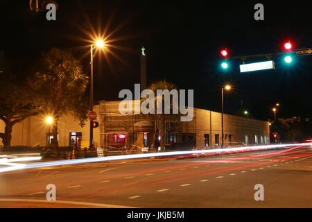 Verkehrsknotenpunkt im Smith Street College Park Orlando in der Nacht in eine Langzeitbelichtung mit Auto Licht Streifen erstellen Stockfoto