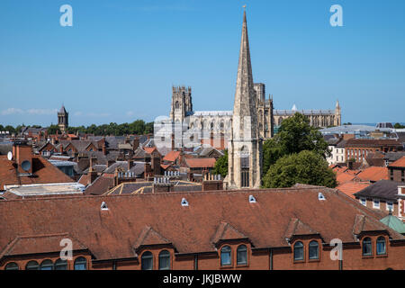 Der Blick von Cliffords Turm in der historischen Stadt York in England.  Die Ansicht enthält York Minster, St. Marien Kirche und der Turm der St. Wilfrid Stockfoto