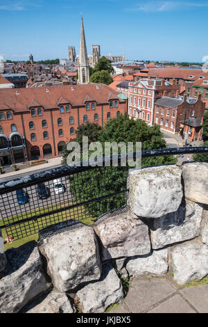 Der Blick von Cliffords Turm in der historischen Stadt York in England.  Die Ansicht enthält York Minster, Marienkirche, Fairfax House und St. Wilf Stockfoto