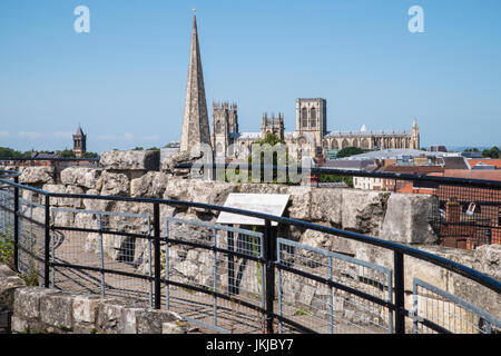 Der Blick von Cliffords Turm in der historischen Stadt York in England.  Die Ansicht enthält York Minster, St. Maryâ€™ s Kirche und der Turm von St. Wilfr Stockfoto