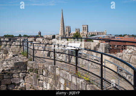 Der Blick von Cliffords Turm in der historischen Stadt York in England.  Die Ansicht enthält York Minster, St. Marien Kirche und der Turm der St. Wilfrid Stockfoto