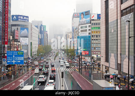 Tokyo, Japan - belebten Straße in West Shinjuku Stockfoto