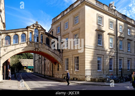 Hertford Brücke, häufig genannt "Seufzerbrücke", ist ein Skyway verbinden zwei Teile des Hertford College über New College Lane in Oxford, England. Stockfoto