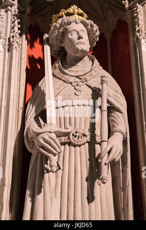 YORK, UK - 19. Juli 2017: Eine Statue von König Henry V - Teil des Bildschirms Könige innerhalb der historischen York Minster in York, England, am 19. Juli 2017. Stockfoto