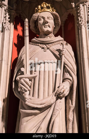 YORK, UK - 19. Juli 2017: Eine Statue von König Henry IV - Könige Bildbereich innerhalb der historischen York Minster in York, England, am 19. Juli 2017. Stockfoto