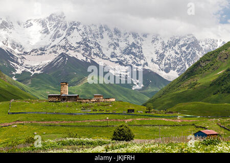 Kirche Lamaria und Mt Shkhara in Harderwijk, Georgia. Stockfoto