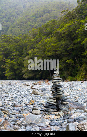 Ausgewogen mit Steinen Fantail fällt, Südinsel, Neuseeland Stockfoto