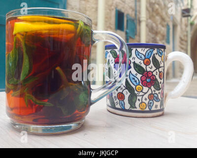 Keramik Kaffeetasse und Glas türkischen Tee Cup auf Holztisch im türkischen Straße Stockfoto