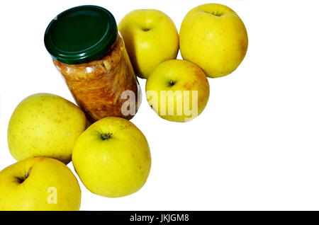 Geriebener Apfel in jar zwischen Äpfeln Stockfoto