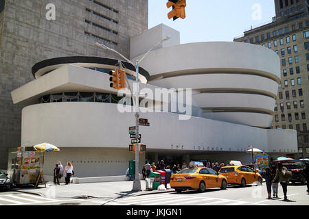 5th Avenue im Solomon Guggenheim Museum in Carnegie hill Upper East Side New York City USA Stockfoto