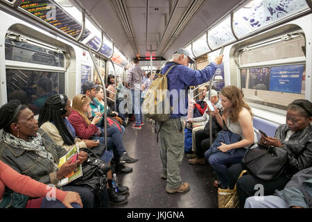 Schulung von Menschen an Bord von New York City u-Bahn Wagen New York City USA Stockfoto