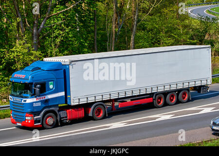 Düsseldorf, Deutschland - 20. April 2017: Autobahn mit große Ladung LKW Transport von Gütern mit Geschwindigkeit Stockfoto