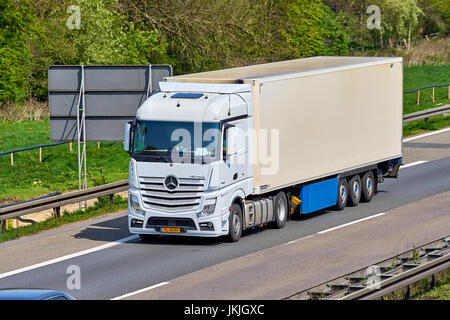 Düsseldorf, Deutschland - 20. April 2017: LKW-Transport, Import, export, Logistik Industrie laufen auf Autobahn Stockfoto