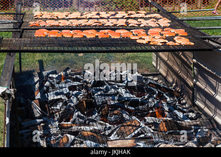 Stücke von Sockeye Lachs auf einem großen Grill in Steveston Salmon Festival in der Nähe von Vancouver, Britisch-Kolumbien Stockfoto