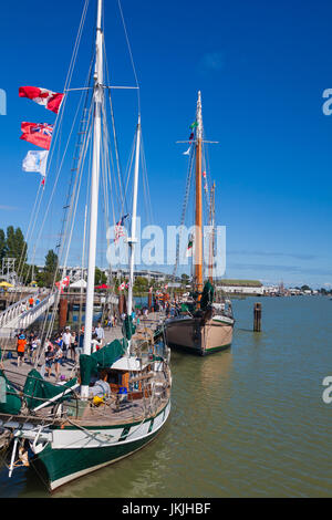 Segelboote zu öffnen für die Inspektion am Canada Day 2017 in Steveston in der Nähe von Vancouver Stockfoto