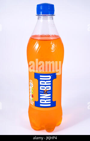 LONDON, UK - 7. Juli 2017: Eine ungeöffnete Flasche von Irn-Bru über einen weißen Hintergrund, am 7. Juli 2017. Stockfoto