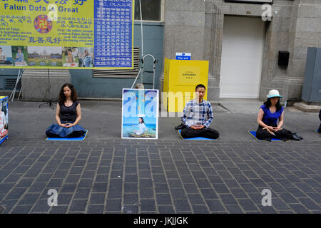 Mitglieder von Falun Gong Meditation über die Straße In Chinatown in London, England, UK Stockfoto