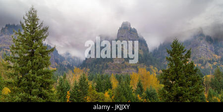 St. Peters Dom entlang der Columbia River Gorge an einem nebligen Tag im Herbst Saison panorama Stockfoto