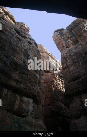 Strukturierte Oberfläche der riesigen Felswände am nördlichen Hügel in Badami, Karnataka, Indien, Asien Stockfoto