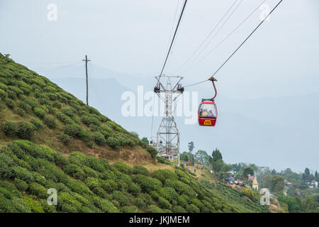 DARJEELING, Indien - 27. November 2016: Die Darjeeling-Bahn ist eine Seilbahn in der Stadt Darjeeling im indischen Bundesstaat Westbengalen Stockfoto