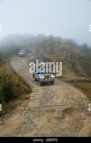 DARJEELING, Indien - 28. November 2016: Jeep auf Schotterstraße durch Singalila National Park. Es ist der Weg zu Sankakphu und Phalut, die zwei höchsten p Stockfoto