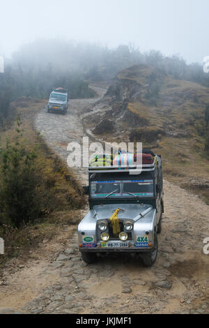 DARJEELING, Indien - 28. November 2016: Jeep auf Schotterstraße durch Singalila National Park. Es ist der Weg zu Sankakphu und Phalut, die zwei höchsten p Stockfoto